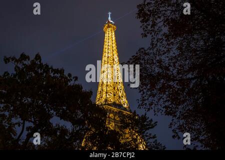 Vue nocturne de la Tour Eiffel à Paris, France, Europe Banque D'Images