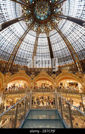 La promenade en verre est suspendue sous le dôme en vitrail des Galeries Lafayette à Paris, France, Europe Banque D'Images