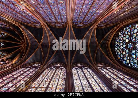 Les murs de l'église Sainte-Chapelle regorgeant de vitraux colorés à Paris, France, Europe Banque D'Images