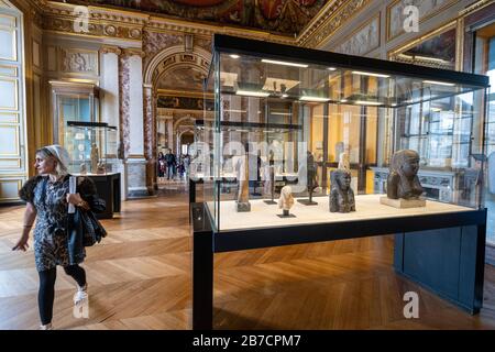 Jeune femme visitant l'ancienne section d'art égyptienne du Musée du Louvre à Paris, France, Europe Banque D'Images