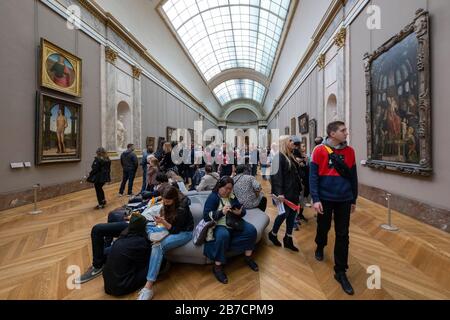 Touristes au Musée du Louvre à Paris, France, Europe Banque D'Images