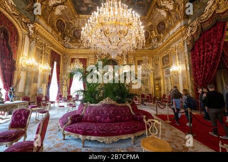 Salle de dessin d'État avec chandeliers et meubles royaux dans les appartements Napoléon III au musée du Louvre à Paris, France, Europe Banque D'Images