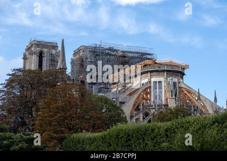 Cathédrale notre Dame lors de la reconstruction après le feu qui l'a presque détruit, Paris, France, Europe Banque D'Images