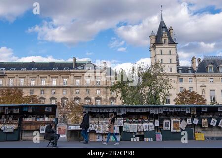 Des personnes passant par des bouquinistes libraires et des stands d'artistes le long de la Seine à Paris, France, Europe Banque D'Images