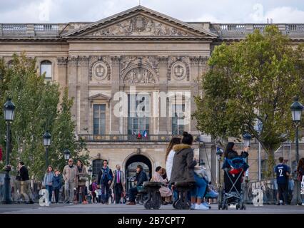 Vue latérale du Musée du Louvre à Paris, France, Europe Banque D'Images