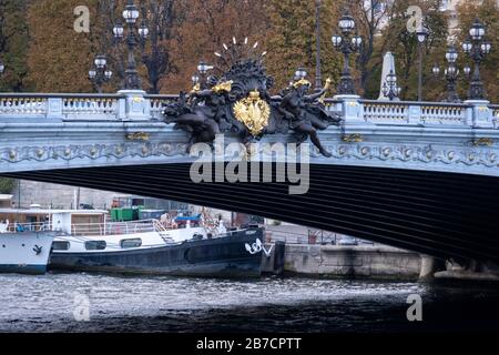 Nymphes de la Seine scultpres sur le pont Alexandre III au-dessus de la Seine à Paris, France, Europe Banque D'Images