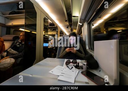 Jeune femme utilisant son smartphone en première classe sur le TGV, Gare Montparnasse, Paris, France, Europe Banque D'Images