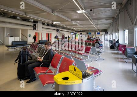 Homme d'affaires attendant son vol à l'aéroport Paris Orly à Paris, France, Europe Banque D'Images