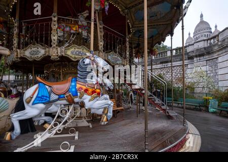 Carrousel de Saint-Pierre avec la basilique du Sacré-coeur de Paris alias Basilique du Sacré-Cœur en arrière-plan, Paris, France, Europe Banque D'Images