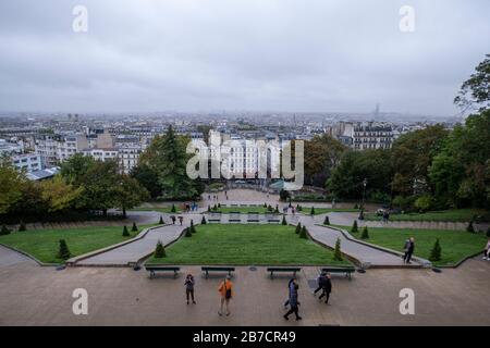 Place Louise-Michel avec vue sur Paris depuis la basilique du Sacré-cœur de Montmartre, Paris, France, Europe Banque D'Images