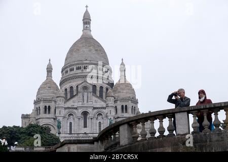 Tourisme prendre des photos à l'extérieur de la basilique du Sacré-Cœur aka du Sacré-coeur de Paris à Paris, France, Europe Banque D'Images