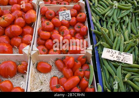 Lyon, France. 15 mars 2020. Un marché du quartier Croix-Rousse de Lyon, France, est ouvert aux marchés le dimanche 15 mars 2020. C'est le premier jour d'une fermeture nationale des entreprises et des lieux publics non essentiels commandés par le gouvernement français à cause du virus de la couronne Covid-19. Crédit: James Colburn/Zuma Wire/Alay Live News Banque D'Images