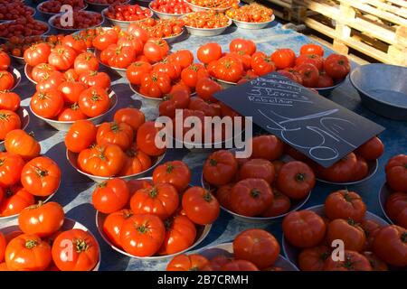 Lyon, France. 15 mars 2020. Un marché du quartier Croix-Rousse de Lyon, France, est ouvert aux marchés le dimanche 15 mars 2020. C'est le premier jour d'une fermeture nationale des entreprises et des lieux publics non essentiels commandés par le gouvernement français à cause du virus de la couronne Covid-19. Crédit: James Colburn/Zuma Wire/Alay Live News Banque D'Images