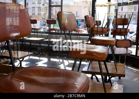 Lyon, France. 15 mars 2020. Un café normalement occupé dans le quartier Croix-Rousse de Lyon, France est fermé pour affaires le dimanche 15 mars 2020. C'est le premier jour d'une fermeture nationale des entreprises et des lieux publics non essentiels commandés par le gouvernement français à cause du virus de la couronne Covid-19. Crédit: James Colburn/Zuma Wire/Alay Live News Banque D'Images