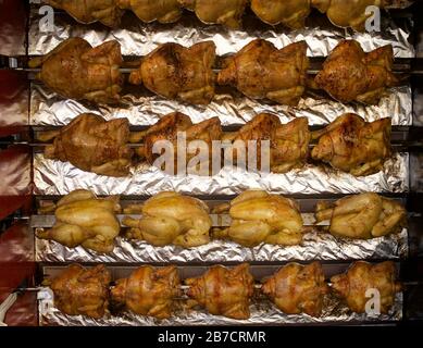 Lyon, France. 15 mars 2020. Les poulets de rôtissage sont disponibles à la vente sur le marché dans le quartier Croix-Rousse de Lyon, France, le dimanche 15 mars 2020. C'est le premier jour d'une fermeture nationale d'entreprises et de lieux publics non essentiels commandés par le gouvernement français à cause du Covid-19 Corona virus Credit: James Colburn/ZUMA Wire/Alay Live News Banque D'Images