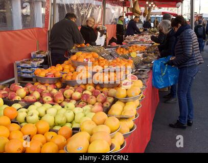 Lyon, France. 15 mars 2020. Un marché dans le quartier Croix-Rousse de Lyon, en France, est ouvert pour les affaires comme d'habitude le dimanche 15 mars 2020. C'est le premier jour d'une fermeture nationale des entreprises et des lieux publics non essentiels commandés par le gouvernement français à cause du virus de la couronne Covid-19. Crédit: James Colburn/Zuma Wire/Alay Live News Banque D'Images