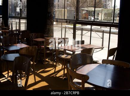 Lyon, France. 15 mars 2020. Un café normalement occupé dans le quartier Croix-Rousse de Lyon, France est fermé pour affaires le dimanche 15 mars 2020. C'est le premier jour d'une fermeture nationale des entreprises et des lieux publics non essentiels commandés par le gouvernement français à cause du virus de la couronne Covid-19. Crédit: James Colburn/Zuma Wire/Alay Live News Banque D'Images