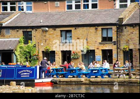 En été, vous pourrez dîner à l'extérieur du pub Water Witch sur le canal Lancaster Banque D'Images