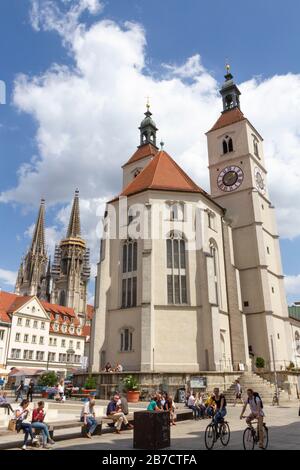 Neufarrkirche sur Neufarrplatz avec la cathédrale Saint-Pierre (Dom St Pierre) derrière Regensburg, Bavière, Allemagne. Banque D'Images