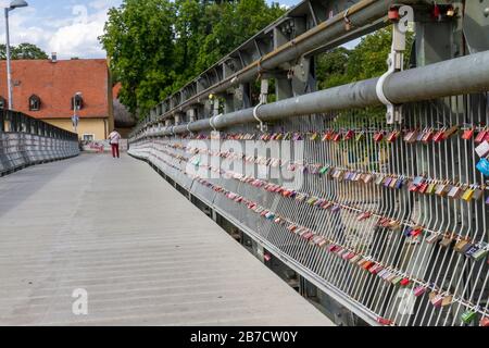 Le pont piéton Eiserner Steg Regensburg, au-dessus du Danube à Regensburg, en Bavière, en Allemagne. Banque D'Images