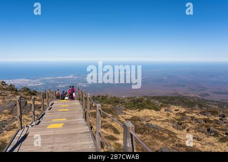 ÎLE DE JEJU, CORÉE DU SUD - 4 NOVEMBRE 2018. Les gens font de la randonnée sur le pic de la montagne de Hallasan sur l'île de Jeju. Banque D'Images