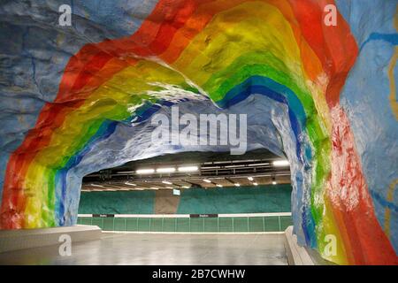 Stockholm, Suède - 22 juin 2019 : peinture arc-en-ciel colorée sur le mur de la plateforme principale de la station de métro Stadion à Stockholm, Suède Banque D'Images