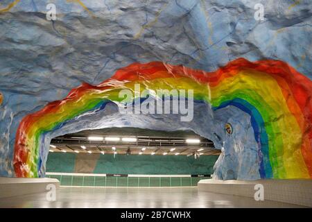 Stockholm, Suède - 22 juin 2019 : peinture arc-en-ciel colorée sur le mur de la plateforme principale de la station de métro Stadion à Stockholm, Suède Banque D'Images