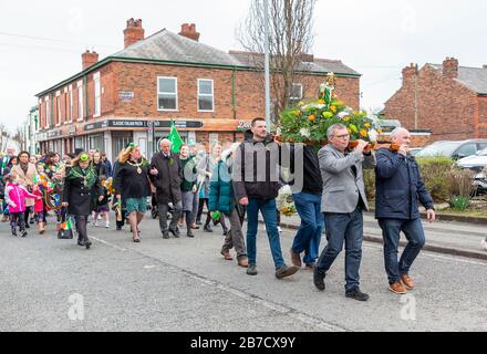 Warrington, Cheshire, Royaume-Uni - 15 mars 2020 – le Warrington Irish Club a accueilli la messe et le début de la parade de la Saint-Patrick avec le maire de Warrington, Cllr. Wendy Johnson, présente, avant de partir d'Orford Lane jusqu'à « La rivière de la vie » dans Bridge Street dans le centre-ville, où un court service a été organisé pour se rappeler l'anniversaire Du Bombardement de Warrington crédit: John Hopkins/Alay Live News Banque D'Images