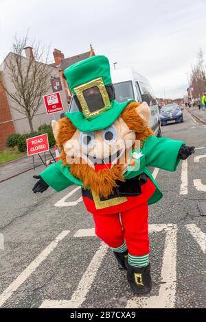 Warrington, Cheshire, Royaume-Uni - 15 mars 2020 – le Warrington Irish Club a accueilli la messe et le début de la parade de la Saint-Patrick avec le maire de Warrington, Cllr. Wendy Johnson, présente, avant de partir d'Orford Lane jusqu'à « La rivière de la vie » dans Bridge Street dans le centre-ville, où un court service a été organisé pour se rappeler l'anniversaire Du Bombardement de Warrington crédit: John Hopkins/Alay Live News Banque D'Images