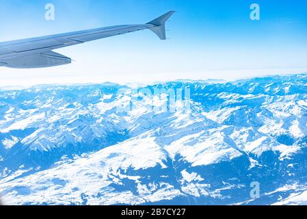 Panorama aérien alpin unique. Blue Planet Earth vue aérienne haute altitude des Alpes italiennes européennes enneigées, vue depuis une cabine d'avion. E Banque D'Images