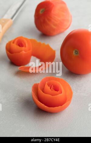 Faire des roses à partir de la peau de tomate pour la décoration un repas près Banque D'Images