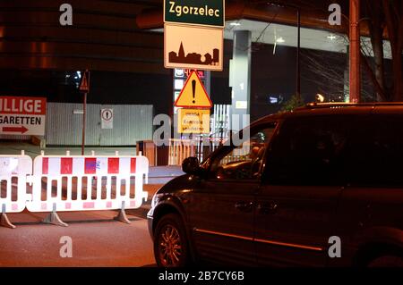 Gorlitz, Pologne. 15 mars 2020. A minuit, en raison de la crise de Corona, la Pologne ferme la frontière des étrangers sur le pont de la ville entre Görlitz (Allemagne) et Zgorzelec (Pologne). Crédit: Geisler-Fotopress Gmbh/Alay Live News Banque D'Images