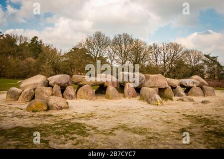 Un hunebed dans l'Holtinderveld près de Havelte dans la province de Drenthe, des pierres préhistoriques anciennes de l'âge de la glace et plus tard utilisé comme une tombe Banque D'Images