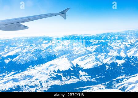 Panorama aérien alpin unique. Blue Planet Earth vue aérienne haute altitude des Alpes italiennes européennes enneigées, vue depuis une cabine d'avion. E Banque D'Images