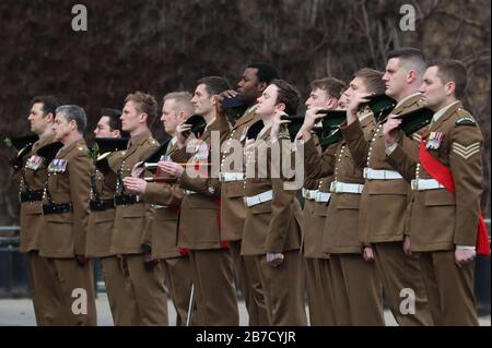 Les Guardsmen des gardes irlandais participent à la parade de la Saint-Patrick qui s'est défilé jusqu'au Mémorial des gardes de St James's Park, Londres. Banque D'Images