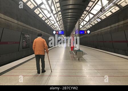 Munich, Allemagne. 15 mars 2020. Conséquences de la crise corona; le rail restreint le trafic. La Deutsche Bahn limitera considérablement son trafic régional dans les prochains jours. Dawith réagit au petit nombre de passagers à la suite de la crise du coronavirus. Photo d'archive: Un vieil homme marche sur le sol sur une plate-forme de métro vide à Munich/Messestadt Ost et attend le métro suivant, Zug. Transports publics locaux (OEPNV)., Transports locaux, | usage international crédit: DPA/Alay Live News Banque D'Images