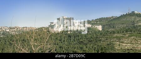 Hadassah Ein Karem, hôpital du centre médical, au milieu de la forêt de jérusalem. Vue panoramique, extérieur des bâtiments, Jérusalem Israël. Banque D'Images