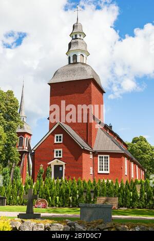 Église en bois avec un cimetière Banque D'Images