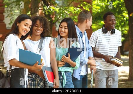 Groupe d'étudiants internationaux se reposant sur le campus pendant une pause dans les cours Banque D'Images