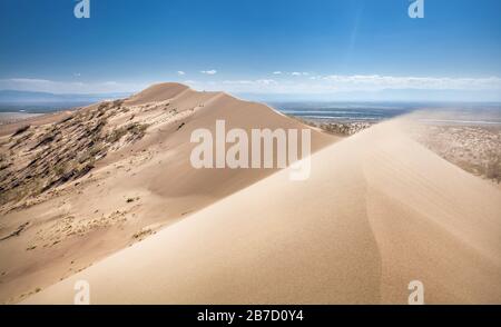 Dunes de sable appelées Montagne Chantante dans le désert du Kazakhstan Banque D'Images