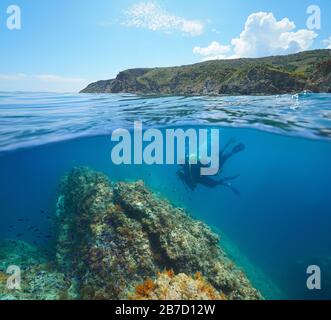 Plongée sous-marine en Méditerranée, deux plongeurs sous-marins et le littoral de la réserve marine de Cerbere Banyuls, vue partagée sous la surface de l'eau, France Banque D'Images