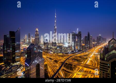 Magnifique vue nocturne de Dubai Skyline Banque D'Images