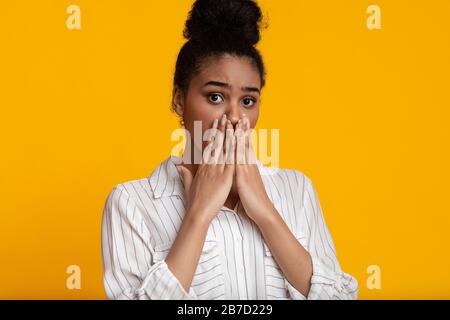 OH non. Choqué afro femme couvrant sa bouche avec les mains Banque D'Images