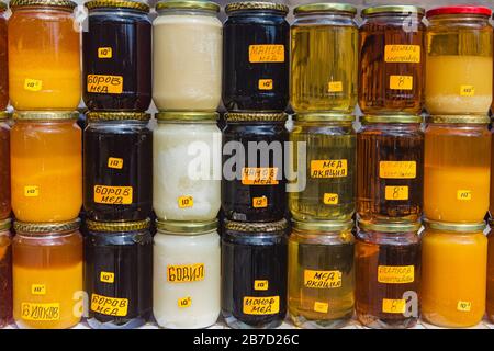 Vente de différentes variétés de miel naturel dans des bocaux en verre Banque D'Images