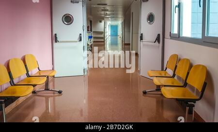 MANISES, VALENCE/ESPAGNE 7 octobre 2018 - couloir hospitalier avec chaises d'attente Banque D'Images