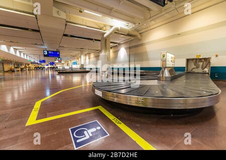 Stockholm, Suède - 15 mars : zone d'arrivée déserte à l'aéroport d'Arlanda avec ceinture à bagages vide Banque D'Images