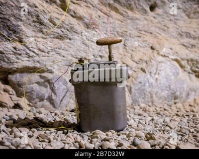 Détonateur prêt à exploser de la dynamite dans une mine Banque D'Images