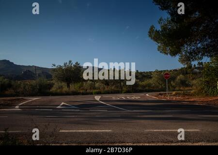 Jonction de route avec panneau d'arrêt dans une route rurale Banque D'Images