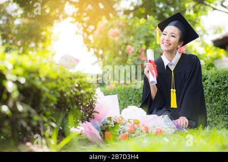 Heureux l'étudiant gradué girl - félicitations de la réussite scolaire. Banque D'Images