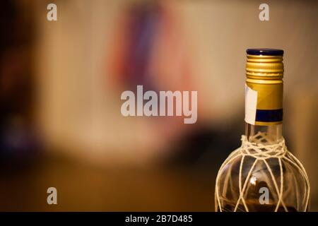 Bouteille de rhum avec bouchon et fond flou Banque D'Images